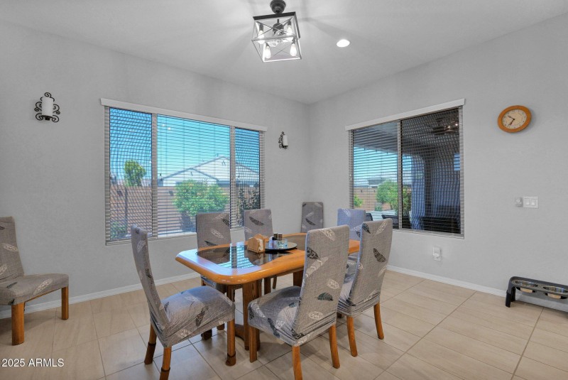 27667 Mohawk - 15Dining