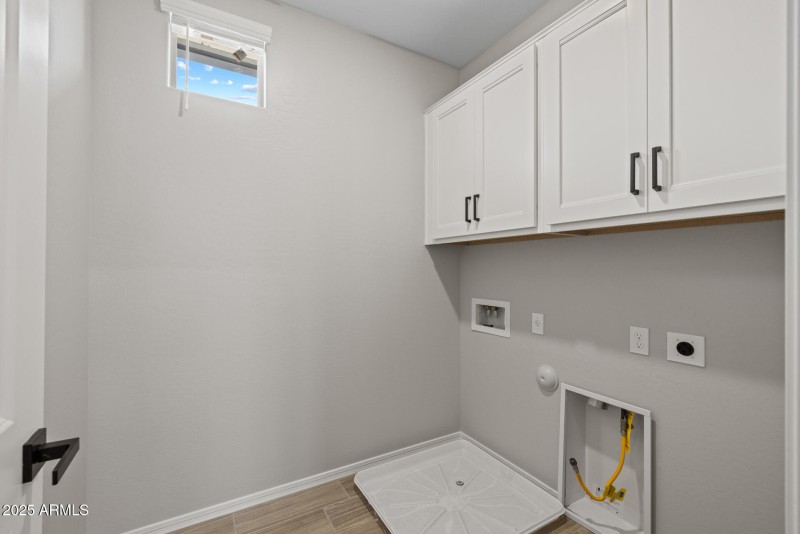 24)LAUNDRY ROOM