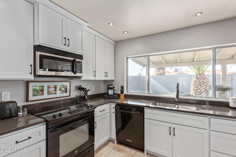 5337 E Gelding Kitchen View 3