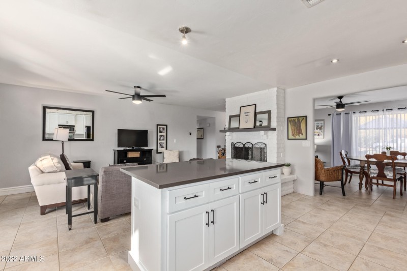 5337 E Gelding Kitchen view to living ar