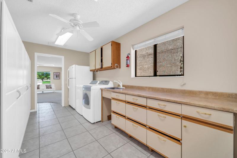 OVERSIZED LAUNDRY ROOM
