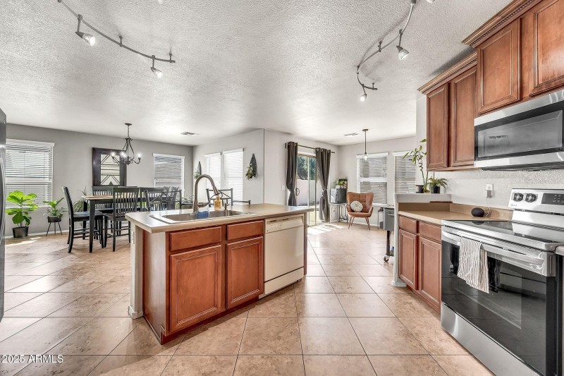 1147 E Harvest Rd-13