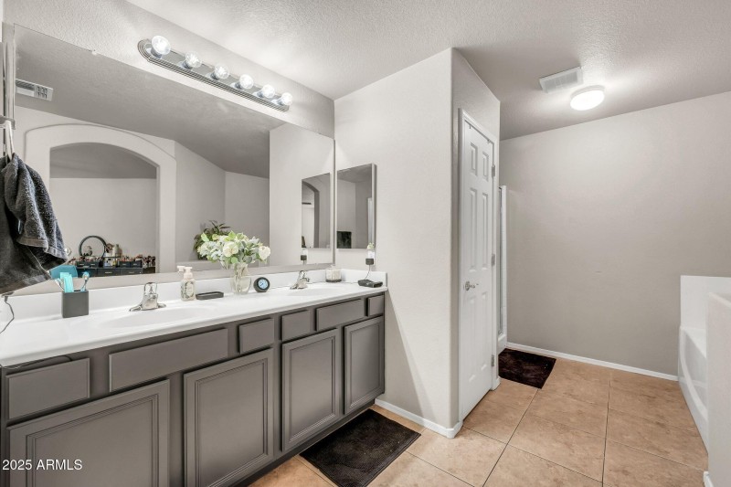 1147 E Harvest Rd-23