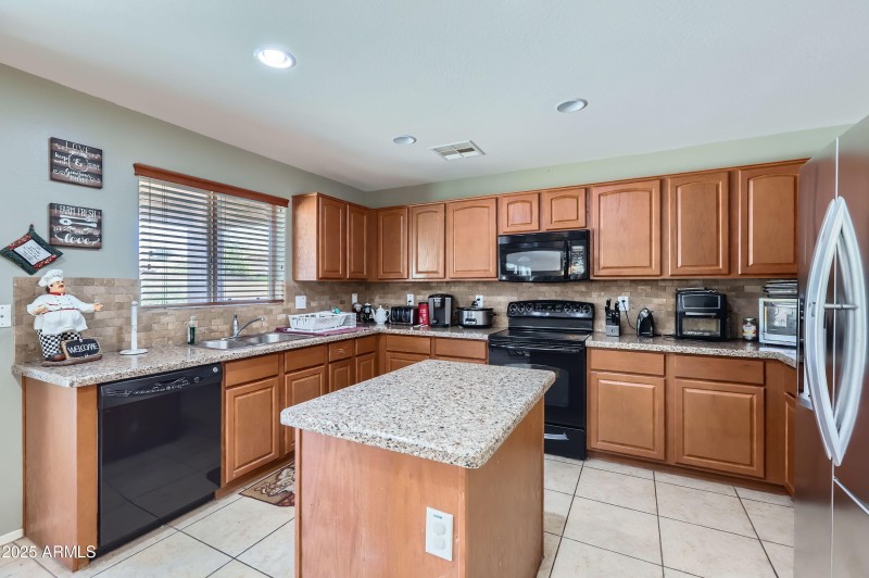 18182 W Desert lane - MLS Sized - 007 -