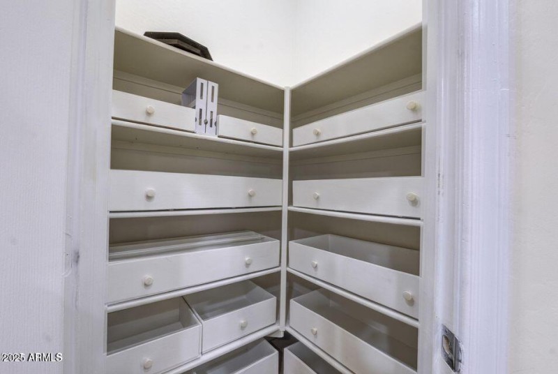CUSTOM PANTRY