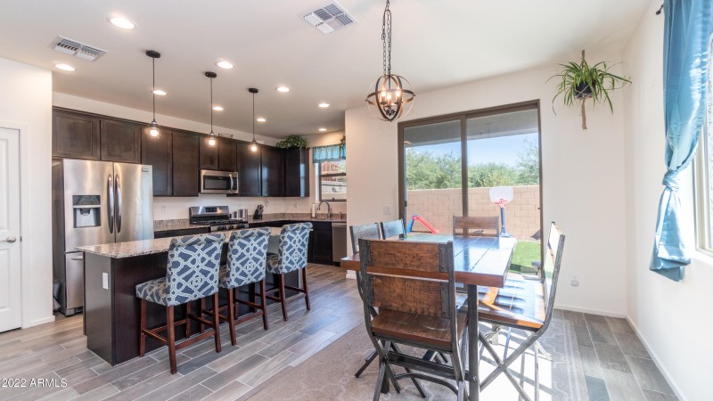 Kitchen : Dining area
