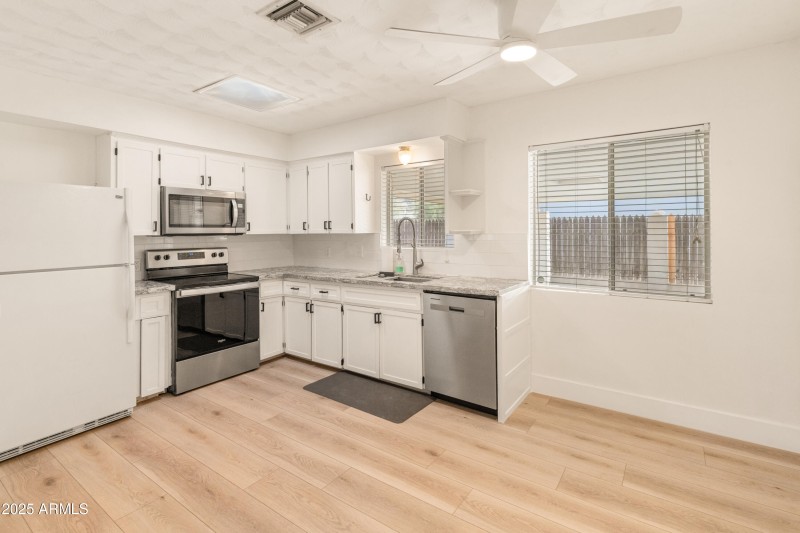 1407 E Mountain View Rd-15