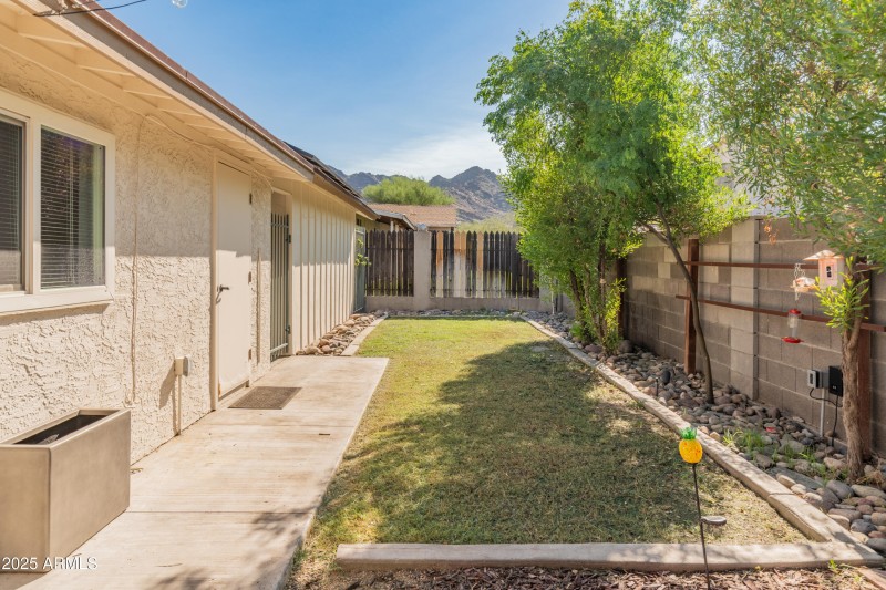 1407 E Mountain View Rd-30