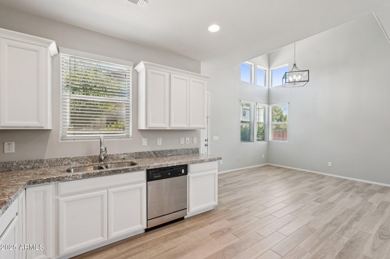 18-web-or-mls-W Encanto Blvd-2106-014