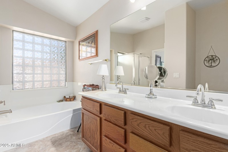 Spacious en-suite bath