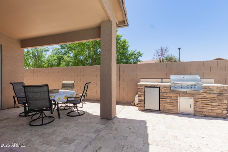 Built-in outdoor kitchen