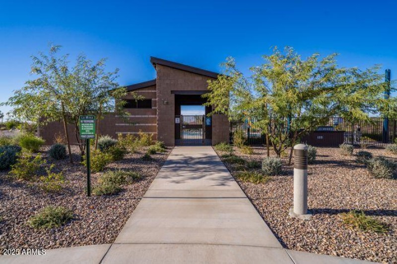 La Mira_Pool Entrance (1)