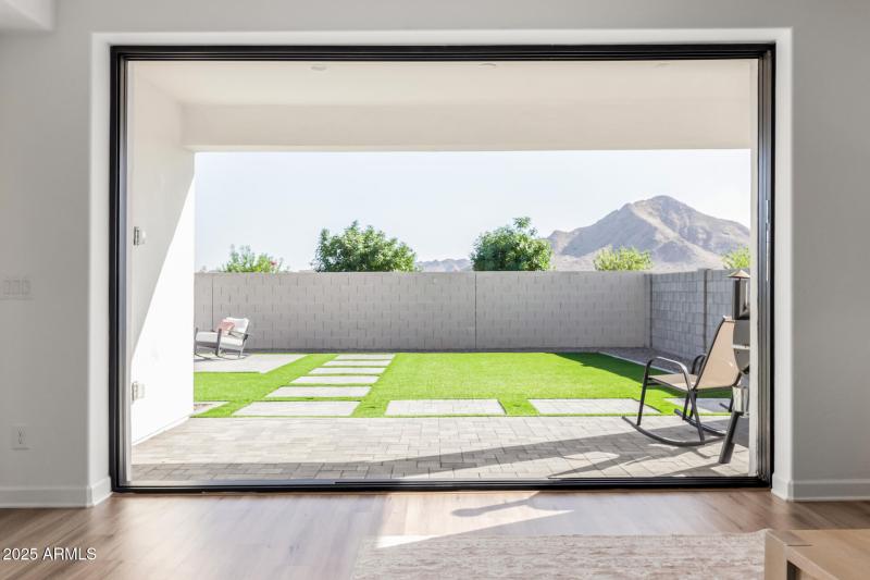 Pocket door w/ stunning mountain views!