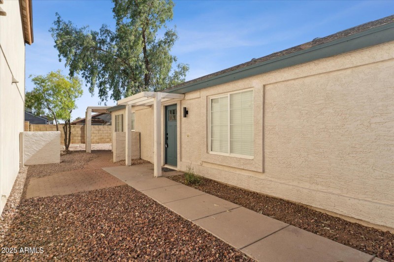 02-Side Yard + Entry