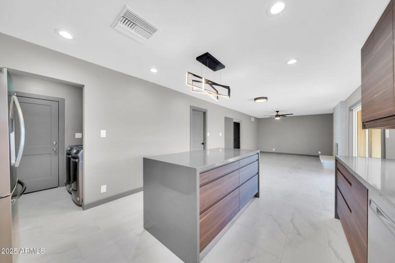 mls_8837 E Cortez St-16