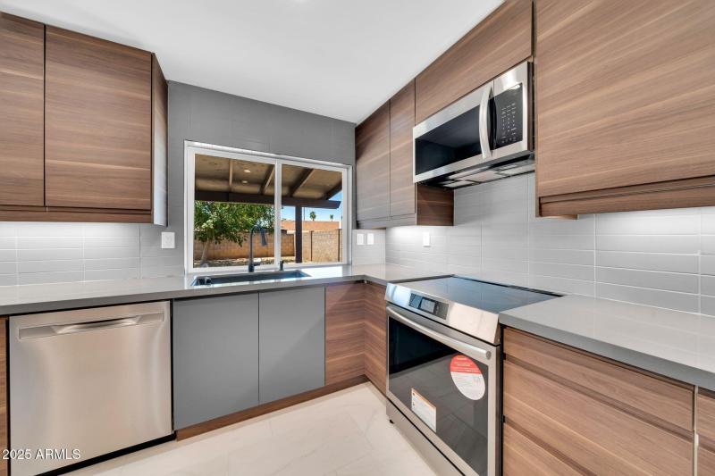 mls_8837 E Cortez St-17