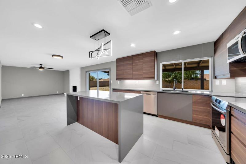 mls_8837 E Cortez St-18