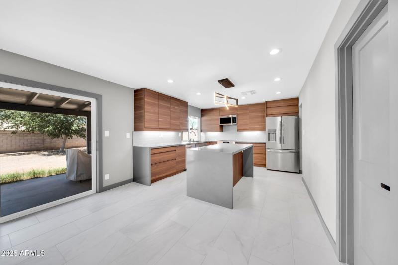 mls_8837 E Cortez St-21