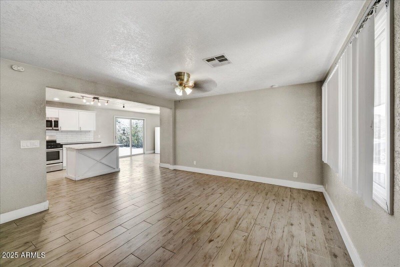 05-Living to Kitchen