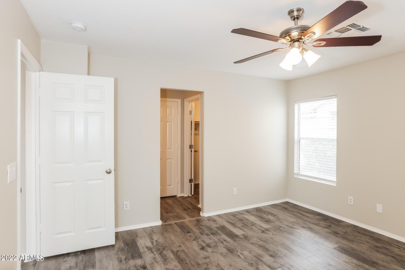 007-photo-main-bedroom-11516362