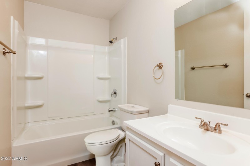 008-photo-main-bathroom-11516353