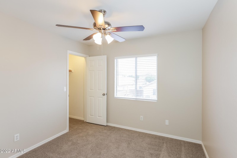 011-photo-bedroom-11516356