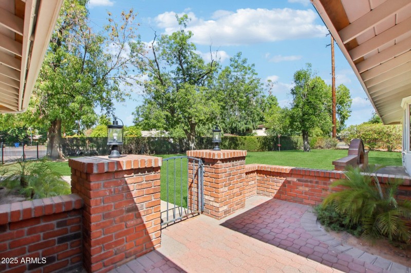 7-web-or-mls-N 15th Ave-L2706-005