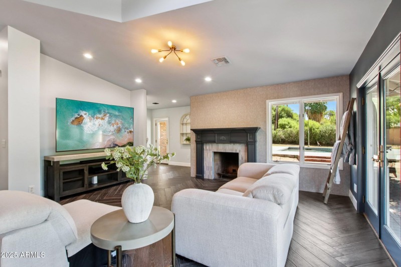 9-web-or-mls-N 15th Ave-L2706-007