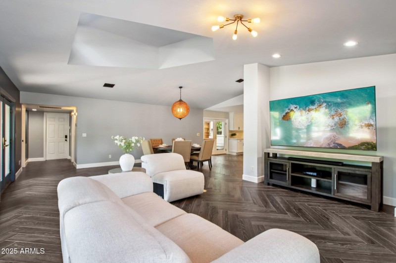 10-web-or-mls-N 15th Ave-L2706-008