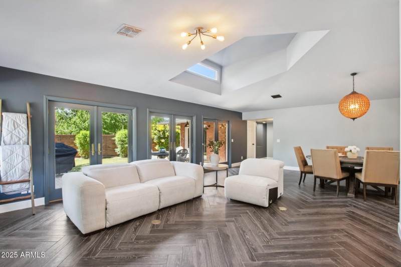 11-web-or-mls-N 15th Ave-L2706-009