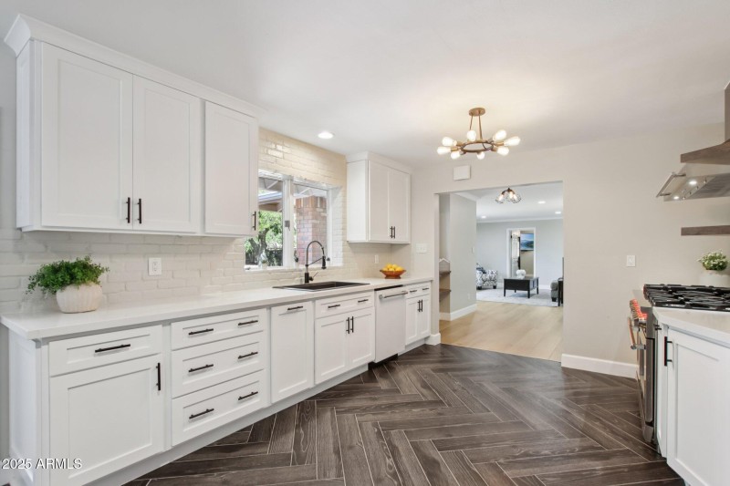 24-web-or-mls-N 15th Ave-L2706-022