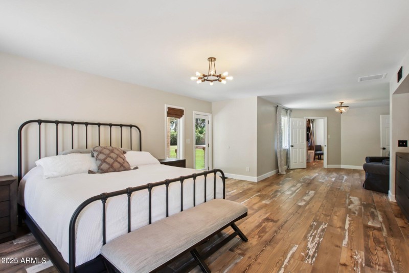 39-web-or-mls-N 15th Ave-L2706-037