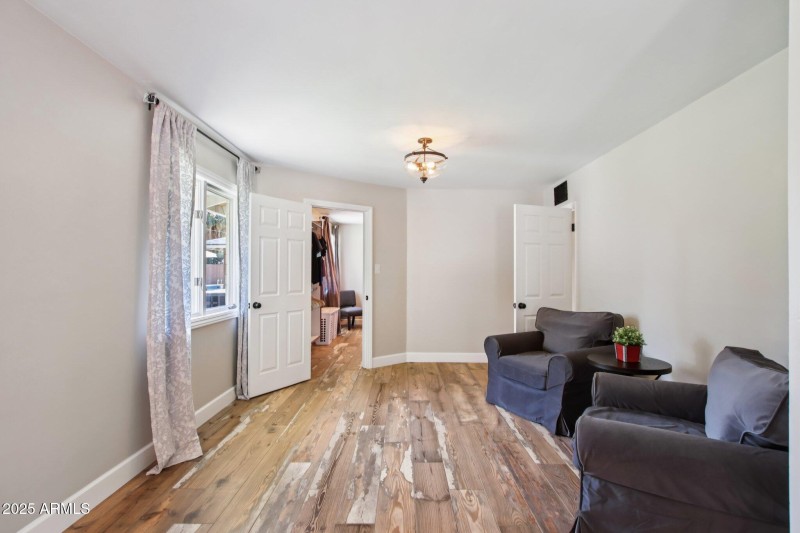 44-web-or-mls-N 15th Ave-L2706-042