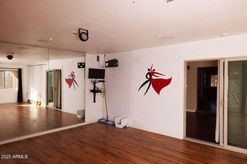 red black dancer wall 5301 studio