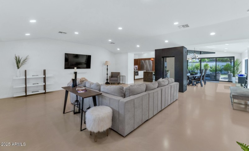 3420 E Oregon Ave-large-010-014-3420 E O