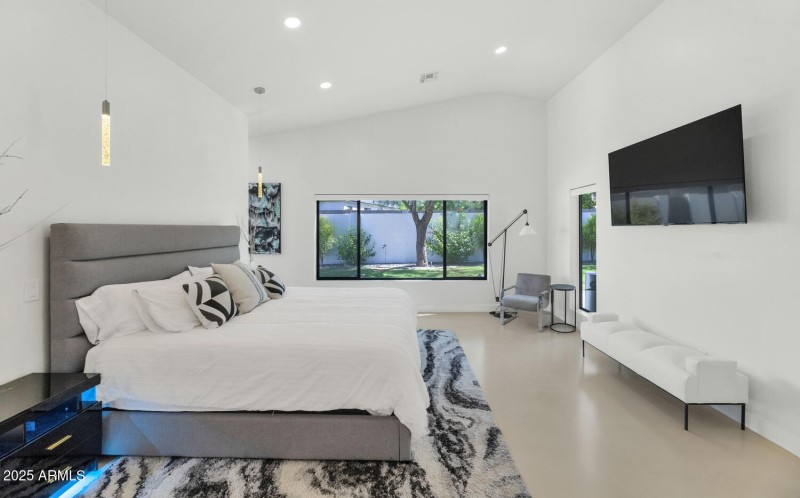 3420 E Oregon Ave-large-019-018-3420 E O