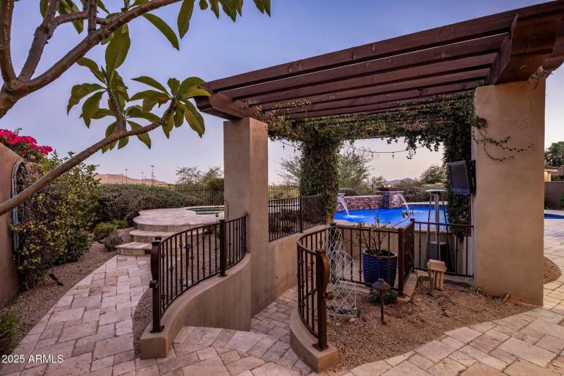 052_Spa and Pool Swim Up Bar Access