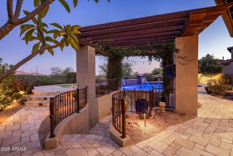 053_Spa and Pool Swim Up Bar Access