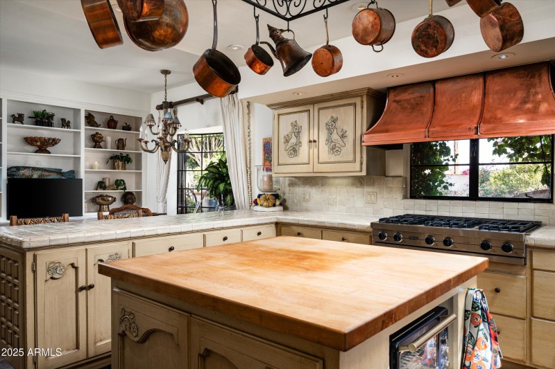 Kitchen to eat-in area