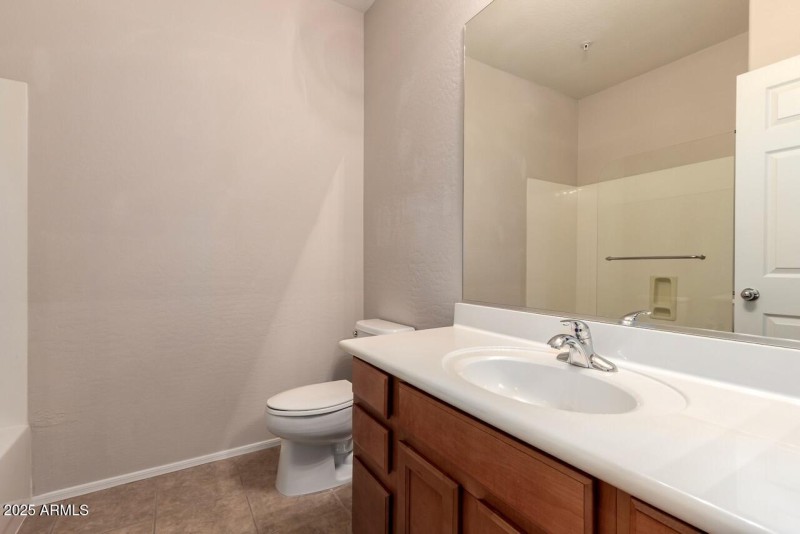 23-Upstairs Full Bath