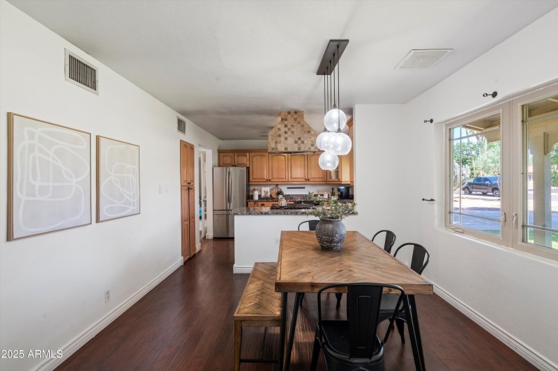10-Kitchen Dining Area