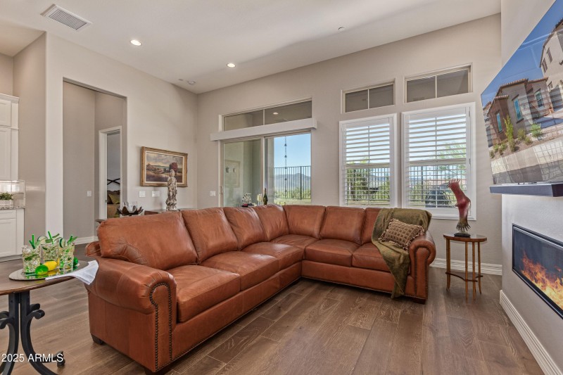 Living Room & Mountain Views
