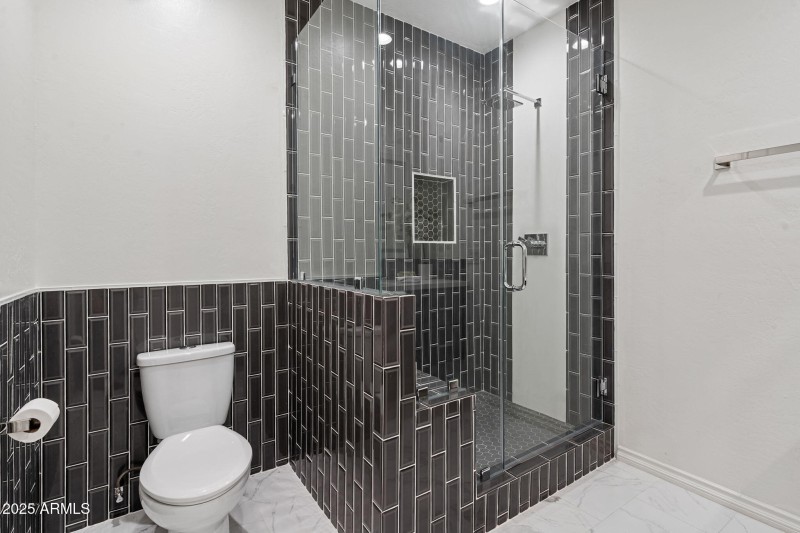 Secondary primary suite bathroom