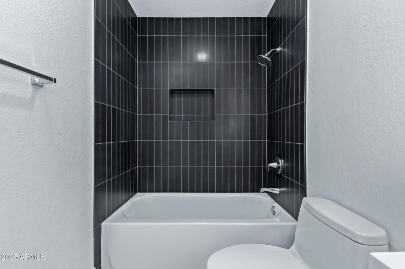 Tub/shower in guest bathroom