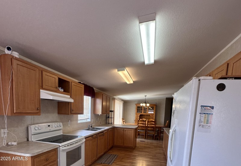 LARGE KITCHEN W REFRIGERATOR
