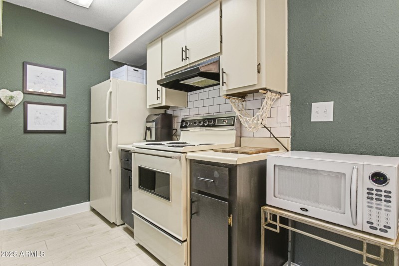 9-web-or-mls-4444-e-paradise-village-pkw