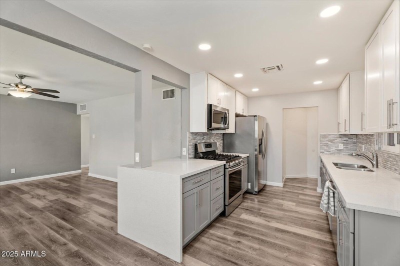 2531 E Indianola Ave