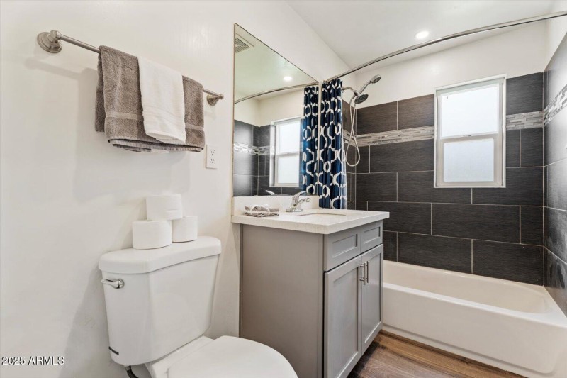 2531 E Indianola Ave