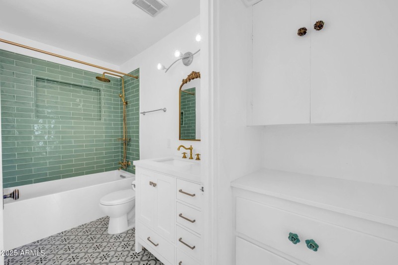 2242 E Harvard St-23