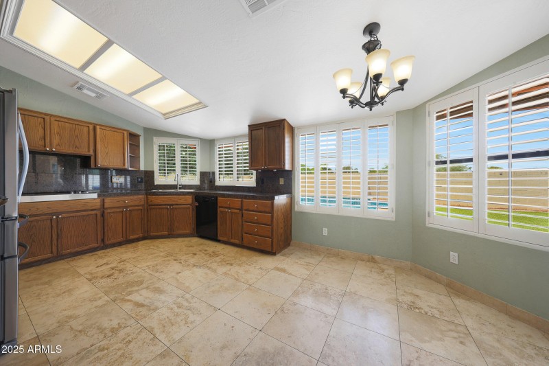 Kitchen and breakfast area